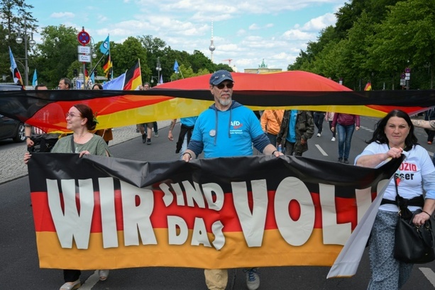 Bild vergr&ouml;&szlig;ern: Demokratie-Monitor: Fast jeder Fünfte mit rechtspopulistischem Weltbild
