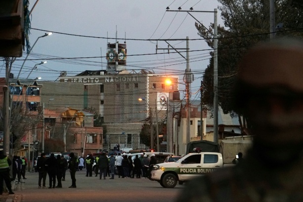Bild vergr&ouml;&szlig;ern: Mindestens zwei Tote und 81 Verletzte bei Explosionen in Militärgebäude in Bolivien