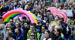 Mehrere tausend Teilnehmer versammeln sich zu Demokratiefestival in Magdeburg