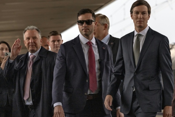 Bild vergr&ouml;&szlig;ern: US-Gesandte Witkoff und Kushner per Zug in Kiew eingetroffen