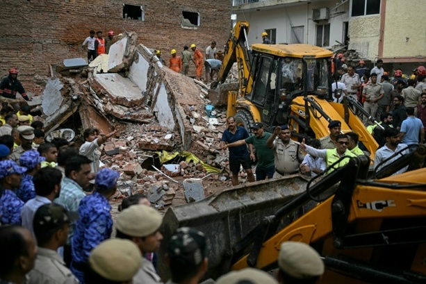Bild vergr&ouml;&szlig;ern: Gebäudeeinsturz in Neu Delhi mit sechs Toten: Retter suchen weitere Verschüttete