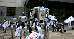Roboter demonstrieren in Warschau für Regulierung von Künstlicher Intelligenz