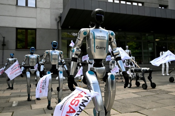 Bild vergr&ouml;&szlig;ern: Roboter demonstrieren in Warschau für Regulierung von Künstlicher Intelligenz