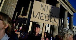 Tausende demonstrieren in Berlin nach AfD-Sieg in Sachsen-Anhalt