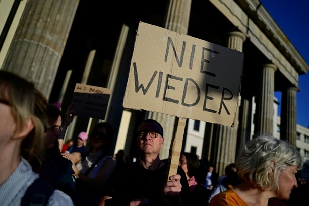 Bild vergr&ouml;&szlig;ern: Tausende demonstrieren in Berlin nach AfD-Sieg in Sachsen-Anhalt
