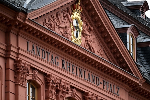 Bild vergr&ouml;&szlig;ern: Gericht: Regel zu Schutz vor Extremisten in rheinland-pfälzischem Landtag rechtens