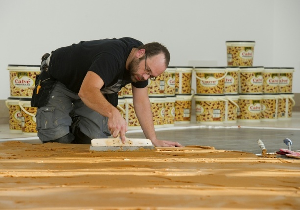 Bild vergr&ouml;&szlig;ern: Erdnussbutter-Kunstwerk in den Niederlanden: 48 Fußabdrücke und ein Schleck-Vorfall