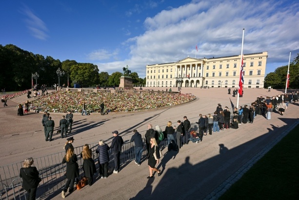 Bild vergr&ouml;&szlig;ern: Abschied vom Großvater der Nation: Norweger versammeln sich vor Trauerfeier für Harald V.