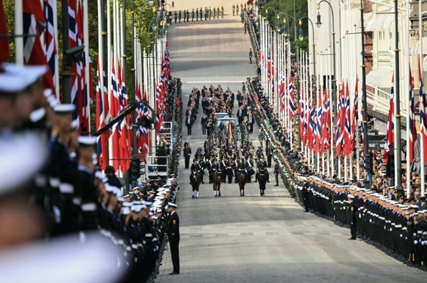 Bild vergr&ouml;&szlig;ern: Trauerzug mit Sarg von Harald V. und Trauergottesdienst mit Schweigeminute in Oslo