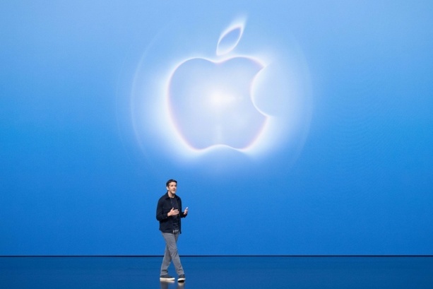 Bild vergr&ouml;&szlig;ern: Sieben Jahre nach Samsung: Apple stellt faltbares iPhone vor