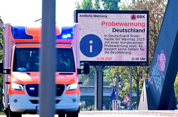 Bild vergr&ouml;&szlig;ern: Schrillende Handys und heulende Sirenen: Alarmsysteme an sogenanntem Warntag getestet