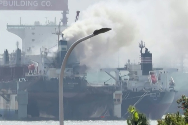 Bild vergr&ouml;&szlig;ern: 25 Tote bei Feuer auf Frachter in chinesischem Hafen