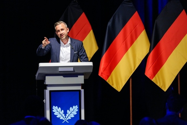 Bild vergr&ouml;&szlig;ern: Rüstungsgüter für Remigrations- und Abschiebeoffensiven: Siegmund löst Empörung aus
