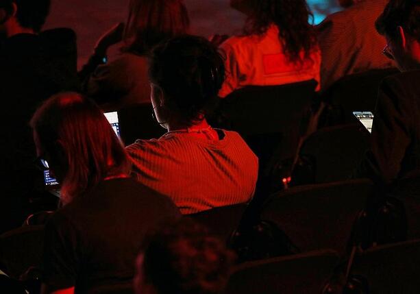 Bild vergr&ouml;&szlig;ern: Reichinnek lehnt Social-Media-Verbot bis 13 Jahre ab