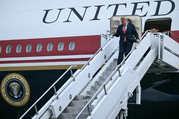 Bild vergr&ouml;&szlig;ern: US-Präsident Trump trifft in Irland politische Spitzen