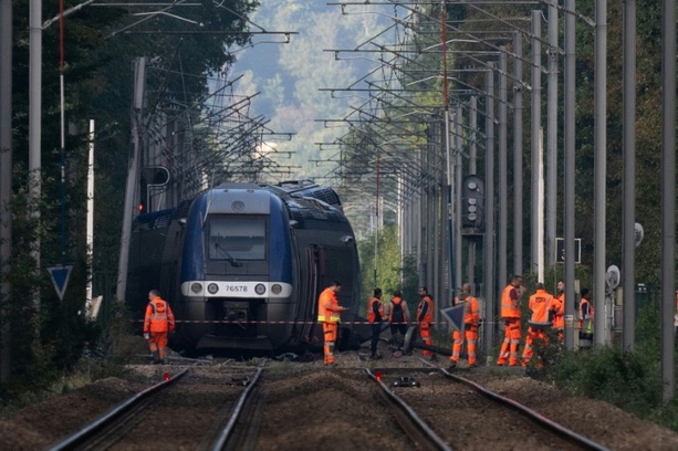 Bild vergr&ouml;&szlig;ern: Entgleister Zug in Frankreich: Ermittler vermuten Sabotage als Ursache
