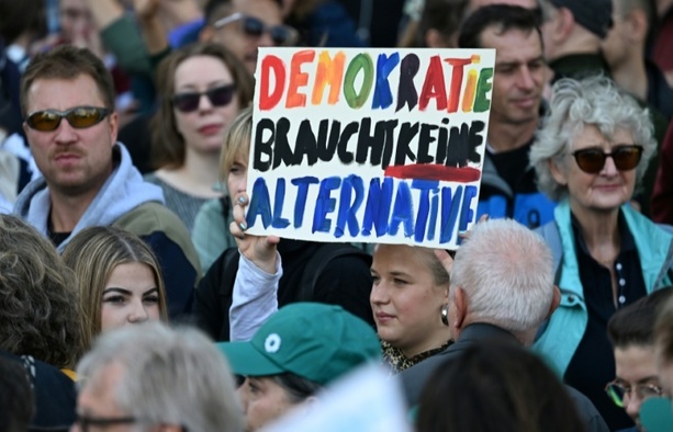 Bild vergr&ouml;&szlig;ern: Zehntausende Menschen protestieren bundesweit gegen Rechtsextremismus und AfD