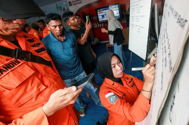 Bild vergr&ouml;&szlig;ern: Mindestens sechs Tote und 130 Vermisste nach Fährunglück in Indonesien