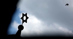 Frau bei antisemitischer Attacke mit abgebrochener Glasflasche in Berlin verletzt