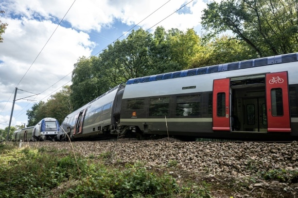 Bild vergr&ouml;&szlig;ern: Entgleister Zug in Frankreich: Ermittler sehen keine Hinweise auf einen Anschlag
