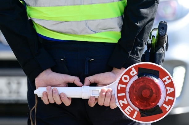 Bild vergr&ouml;&szlig;ern: Zu betrunken für Alkoholtest: Mutter baut Unfall mit dreijährigem Kind in Auto