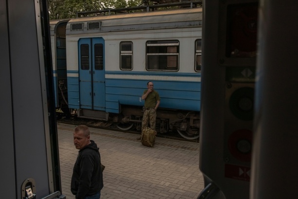 Bild vergr&ouml;&szlig;ern: Russland greift Bahnstrecken in der Ukraine an - Zug nach Polen getroffen