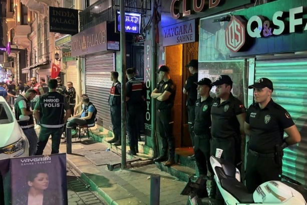 Bild vergr&ouml;&szlig;ern: Türkei: Zahlreiche Festnahmen bei Razzien in Bars und gegen LGBTQ-Organisationen