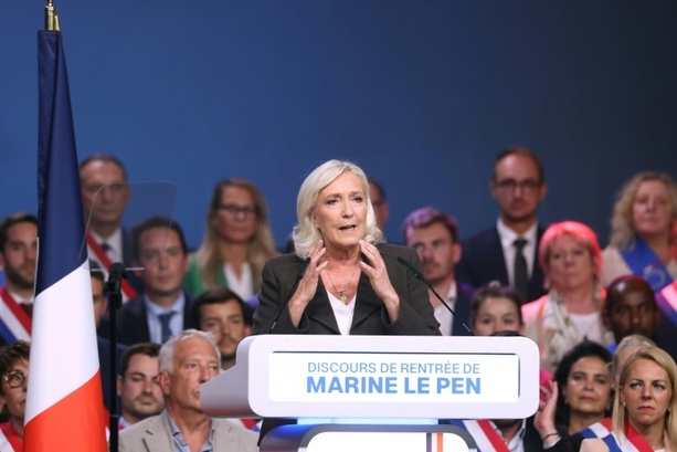 Bild vergr&ouml;&szlig;ern: Französische Rechtspopulistin Le Pen stellt Vorrechte für Franzosen in Aussicht