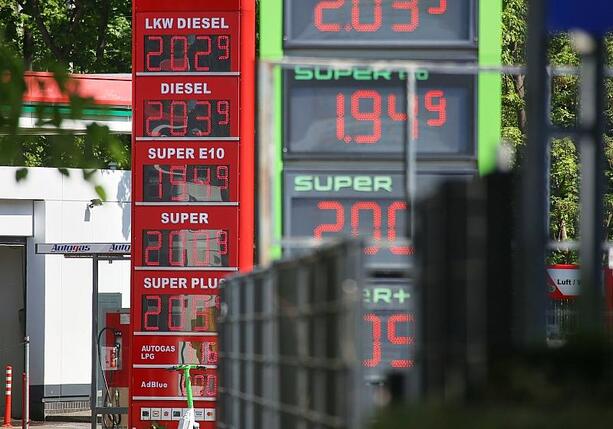 Bild vergr&ouml;&szlig;ern: Spritpreise: Reiche erwägt Direktzahlungen für Geringverdiener