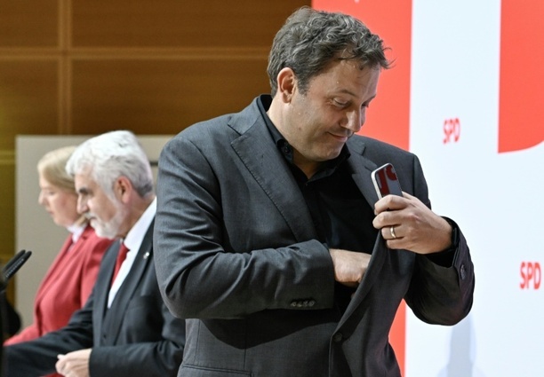 Bild vergr&ouml;&szlig;ern: Hohe Spritpreise: SPD fordert Preisdeckel und Übergewinnsteuer