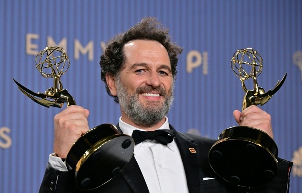 Bild vergr&ouml;&szlig;ern: Widow's Bay und The Pitt räumen bei Emmy-Verleihung in Los Angeles ab