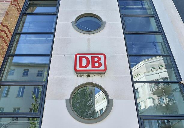 Bild vergr&ouml;&szlig;ern: Bahn-Beschäftigte kritisieren neues Markendesign