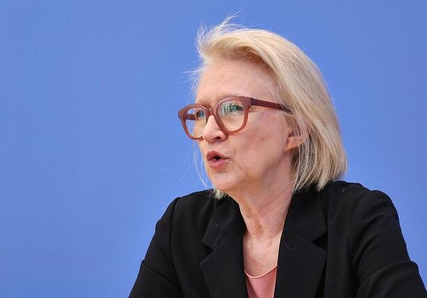 Bild vergr&ouml;&szlig;ern: Schnitzer warnt vor Tankrabatt und Preisdeckel