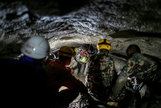 Bild vergr&ouml;&szlig;ern: Nepal: Zahl der Vermissten nach Himalaya-Sturzflut steigt auf über 6100