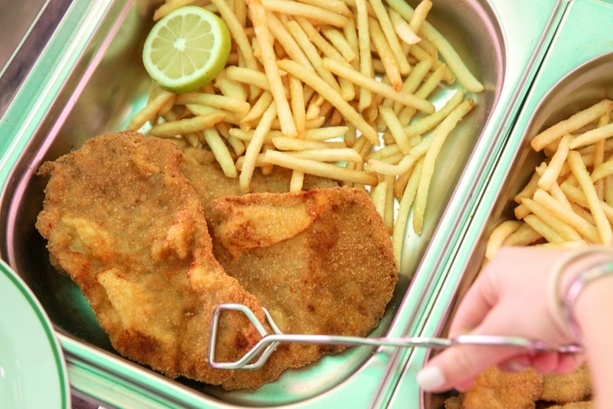 Bild vergr&ouml;&szlig;ern: Essen im Restaurant: Senkung der Mehrwertsteuer führt nicht zu niedrigeren Preisen