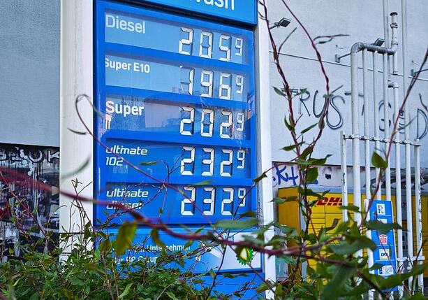 Bild vergr&ouml;&szlig;ern: Klingbeil will Übergewinnsteuer für Entlastung bei Spritpreisen