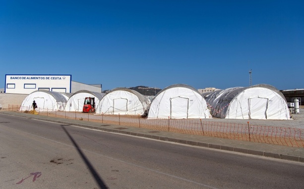 Bild vergr&ouml;&szlig;ern: Ceuta-Krise: An Stränden ausharrende Migranten in Zeltlager gebracht