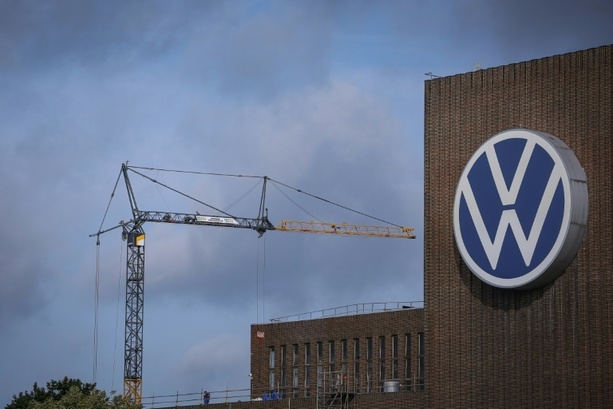 Bild vergr&ouml;&szlig;ern: Volkswagen kappt Gewinnerwartung für 2026