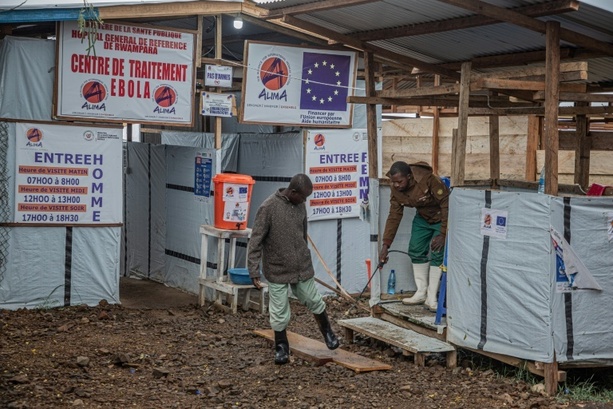 Bild vergr&ouml;&szlig;ern: Ärzte ohne Grenzen: Ebola-Epidemie in DR Kongo verlagert sich auf neue Regionen