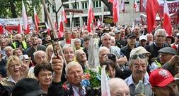 Konflikt um Verfassungsgericht: Rechte Opposition demonstriert in Warschau