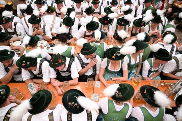 Bild vergr&ouml;&szlig;ern: Neuer Oberbürgermeister Krause eröffnet Münchner Oktoberfest mit Fassanstich
