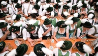 Neuer Oberbürgermeister Krause eröffnet Münchner Oktoberfest mit Fassanstich