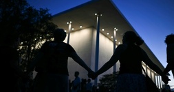Nach Trumps Abrissdrohung: Menschenkette um das Kennedy Center in Washington