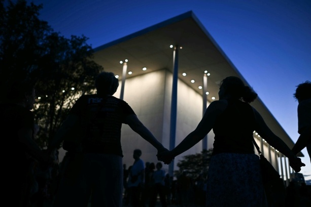 Bild vergr&ouml;&szlig;ern: Nach Trumps Abrissdrohung: Menschenkette um das Kennedy Center in Washington