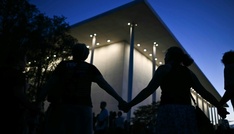Nach Trumps Abrissdrohung: Menschenkette um das Kennedy Center in Washington