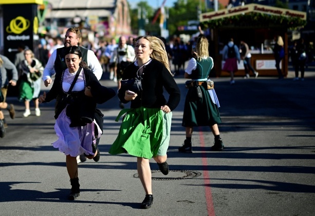 Bild vergr&ouml;&szlig;ern: O'zapft is nach zwei Schlägen: Bürgermeister Krause eröffnet erstmals Oktoberfest