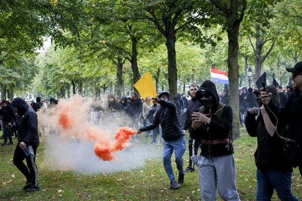 Bild vergr&ouml;&szlig;ern: Gewaltsame Zusammenstöße bei rechtsextremer Demonstration in den Niederlanden
