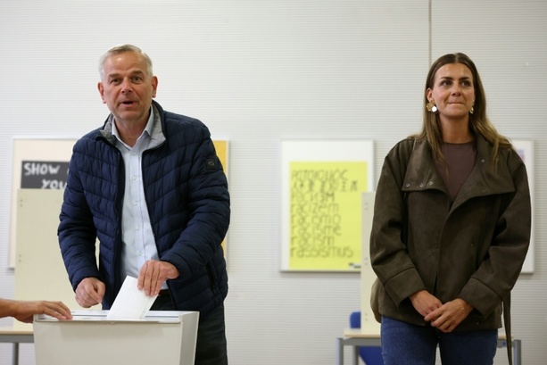 Bild vergr&ouml;&szlig;ern: Landtagswahl in Mecklenburg-Vorpommern: AfD-Kandidat Holm hat Stimme abgegeben