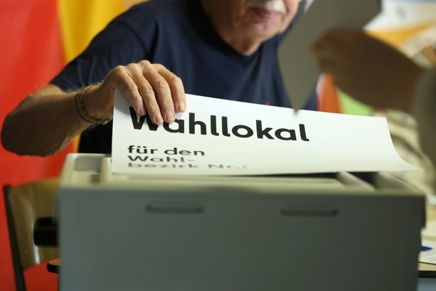 Bild vergr&ouml;&szlig;ern: Abgeordnetenhauswahl Berlin: Wahlbeteiligung bis zum Mittag höher als 2023