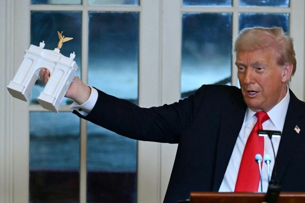 Bild vergr&ouml;&szlig;ern: Trump: In Washington geplanter Triumphbogen soll auch als Armeestützpunkt dienen